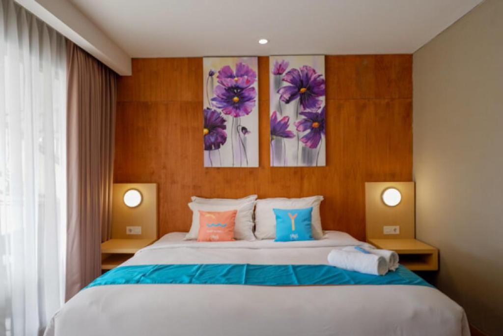 Postel nebo postele na pokoji v ubytování Sans Hotel Ekkon Yogyakarta by Reddoorz
