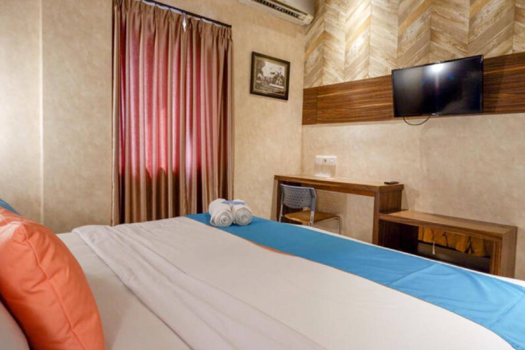 Postel nebo postele na pokoji v ubytování Sans Hotel Ekkon Yogyakarta by Reddoorz
