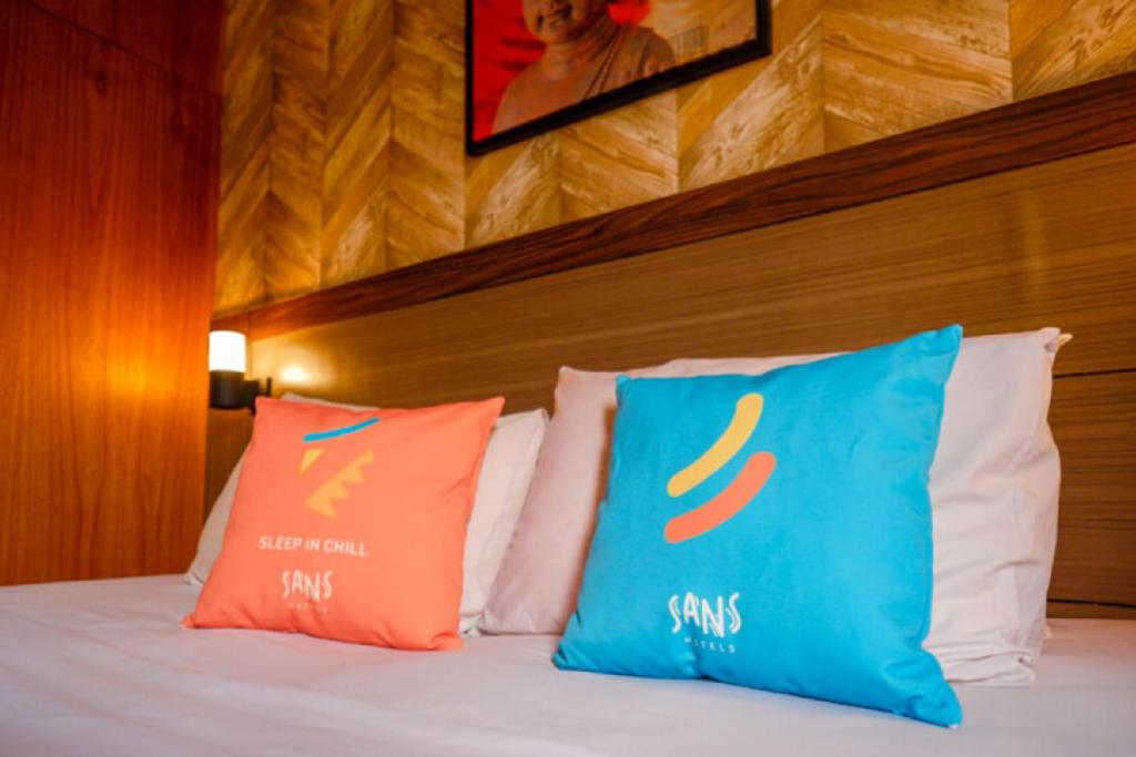 Postel nebo postele na pokoji v ubytování Sans Hotel Ekkon Yogyakarta by Reddoorz