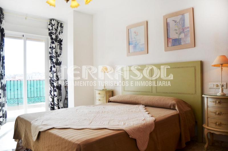 sypialnia z łóżkiem i dużym oknem w obiekcie Apartamentos Terrasol AZUCARERA ATICO I w mieście Torre del Mar