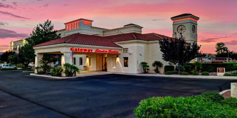 un bâtiment avec une tour d'horloge dans un parking dans l'établissement Gateway Studio Suites, à Sierra Vista