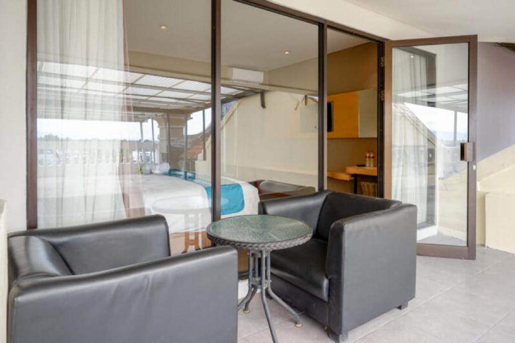 Posezení v ubytování Sans Hotel Ekkon Yogyakarta by Reddoorz