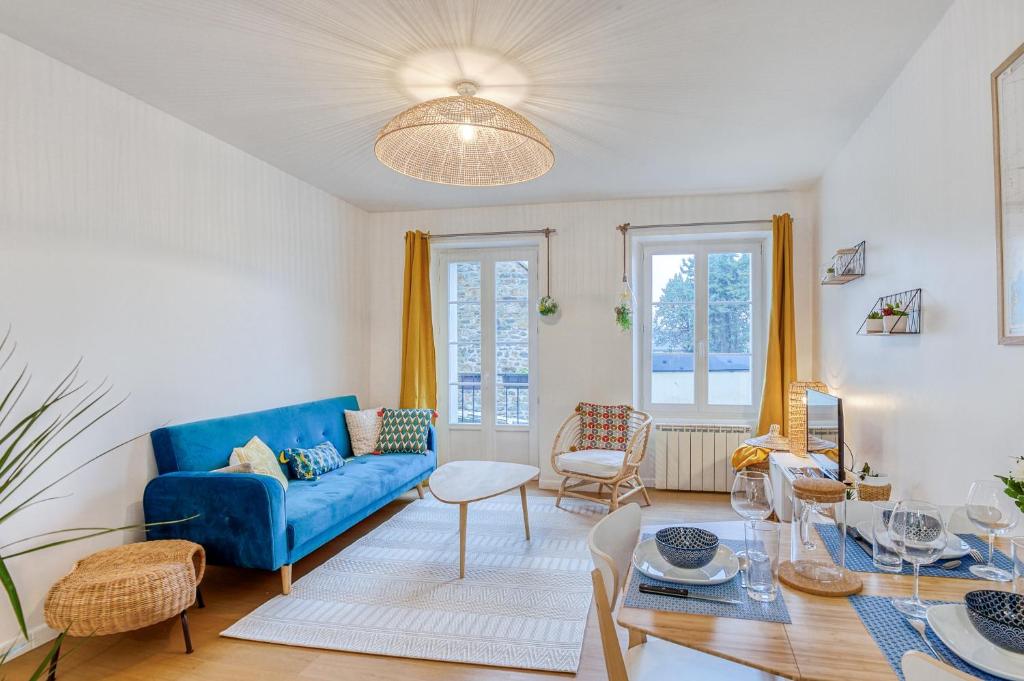 un salon avec un canapé bleu et une table dans l'établissement Le Bel-Air - Plage à 700 m - St Malo, à Saint-Malo