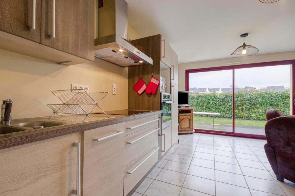 een keuken met een wastafel en een groot raam bij Maison Charles - plage à 800 m in Pléneuf-Val-André