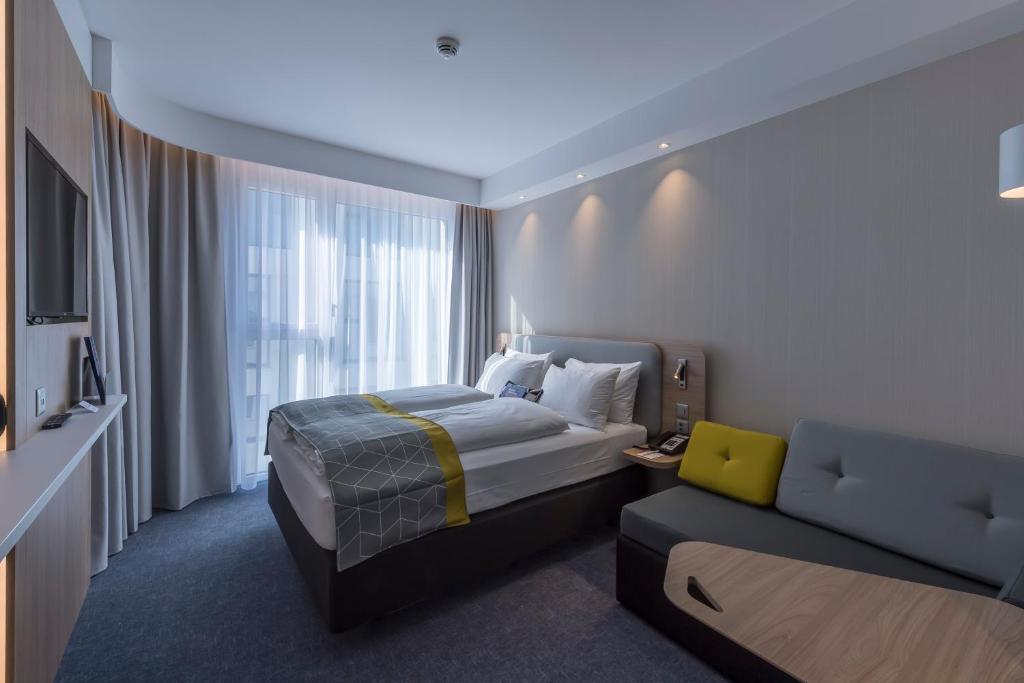 
Standard Queen Room with Single Sofa Bed - Free Breakfast
