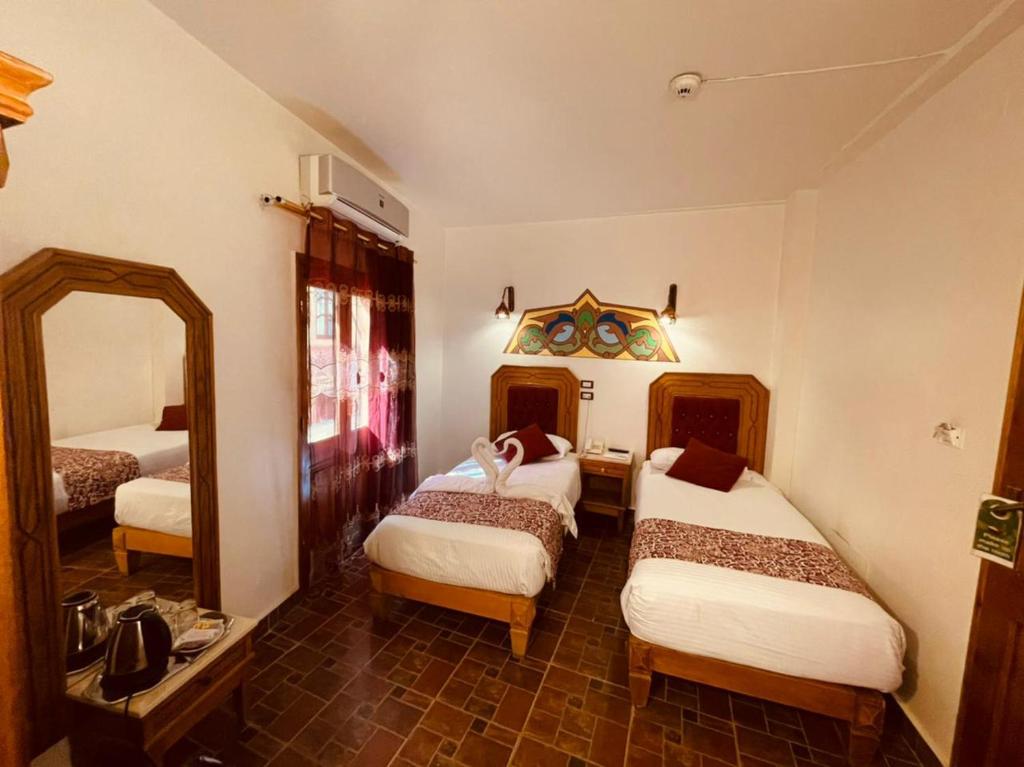 Postel nebo postele na pokoji v ubytování Nefertiti Hotel Luxor