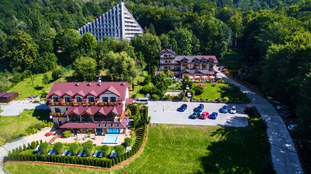 een luchtzicht op een hotel met een resort bij GOŚCINIEC GROBLICE in Ustroń