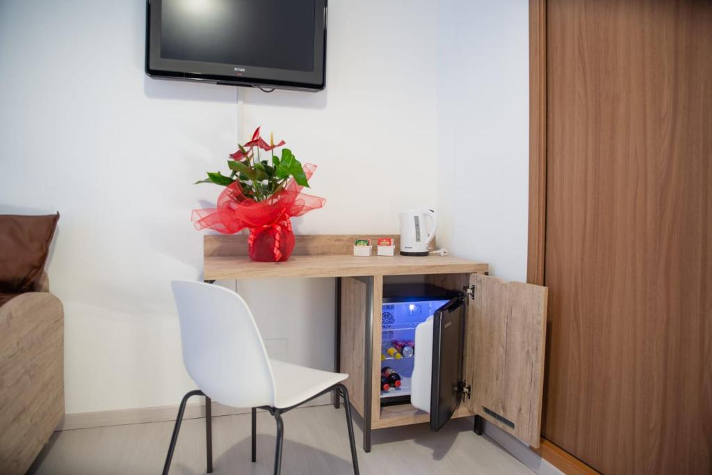 Uma TV ou centro de entretenimento em Romerooms