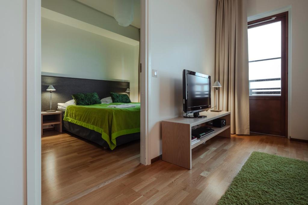 Телевизор и/или развлекательный центр в Lapland Hotels Saaga