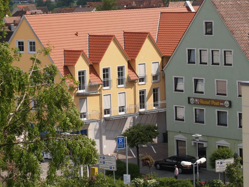 une rangée de maisons colorées dans une ville dans l'établissement Gasthof zur Post, à Höchstadt an der Aisch