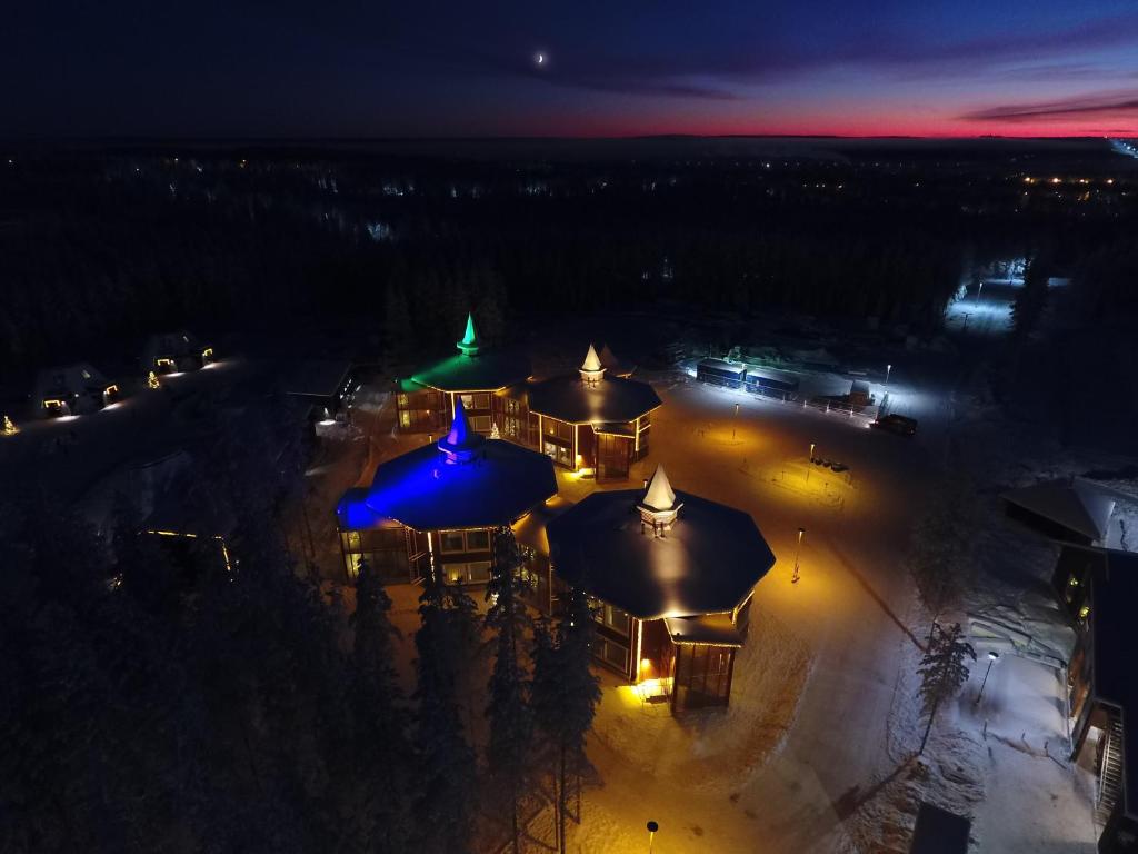 Majoituspaikassa Santa Claus Holiday Village tai sen lähellä sijaitseva uima-allas