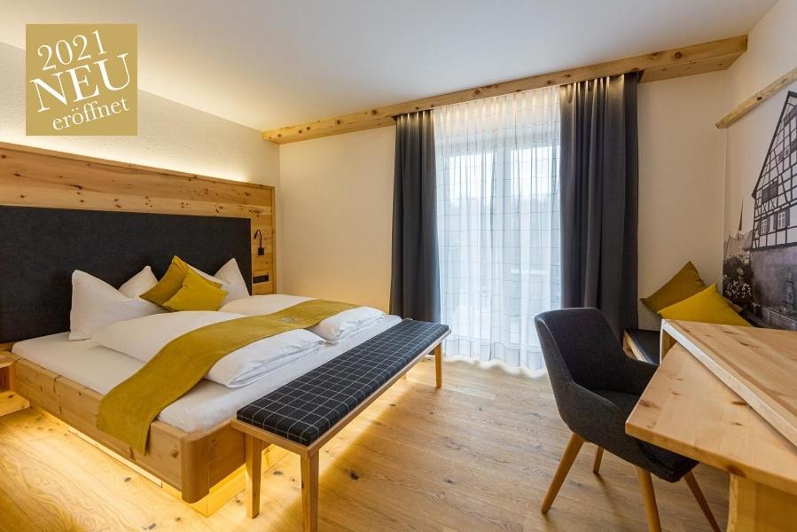 Pokój hotelowy z łóżkiem, biurkiem i oknem w obiekcie Gästehaus Sonnenwirth w mieście Heilbronn