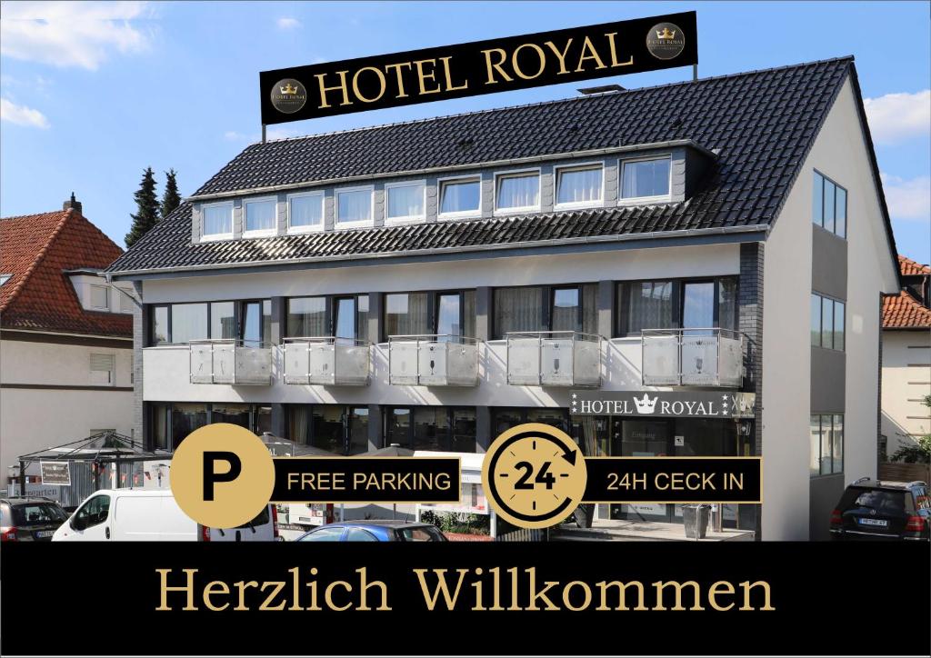 una señal de revisión del hotel frente a un edificio en Hotel Royal en Bad Salzuflen