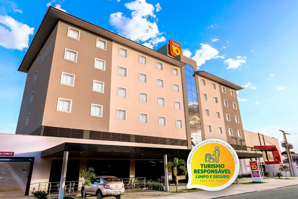 a hotel building with a sign in front of it at Hotel 10 Balsas in Balsas