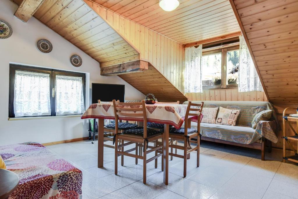 TV a/nebo společenská místnost v ubytování Mansarda tra le Dolomiti di Brenta