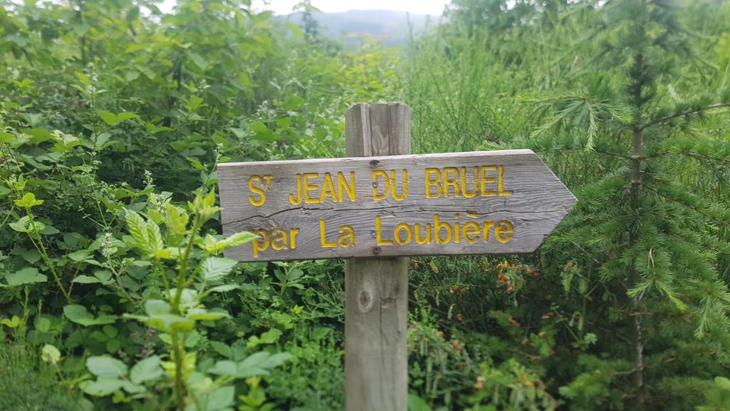 a wooden sign that reads senu bulez per la ladder at Appartements Coeur de Village in Saint-Jean-du-Bruel