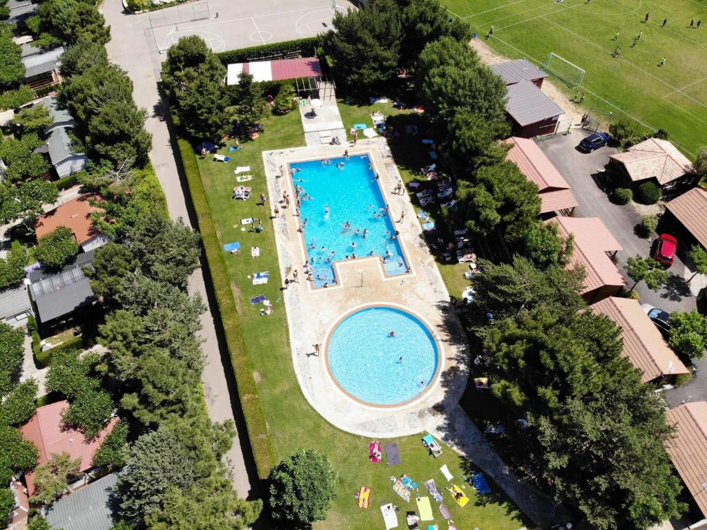 Bazén v ubytovaní Camping Prades Park alebo v jeho blízkosti