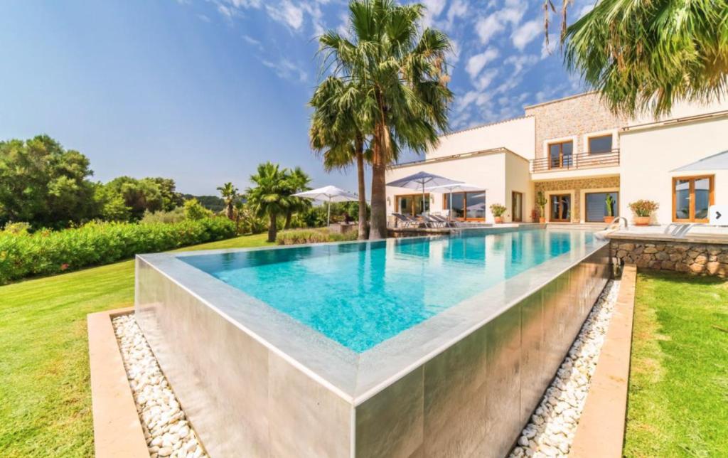 una piscina en el patio trasero de una casa en Villa Son Sard, en Son Servera