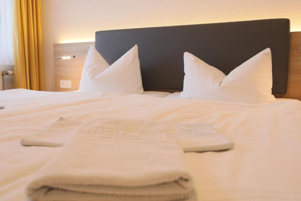 Postel nebo postele na pokoji v ubytování Hotel & Restaurant Am Wasser