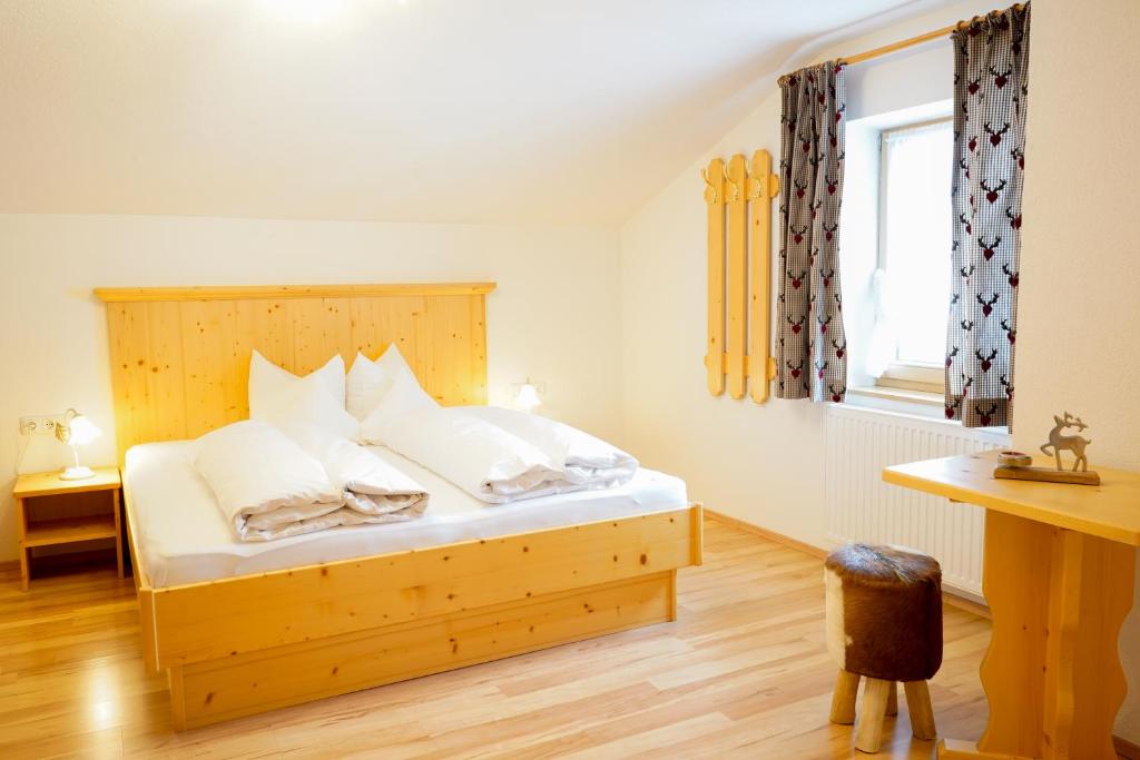 מיטה או מיטות בחדר ב-Das Astrid