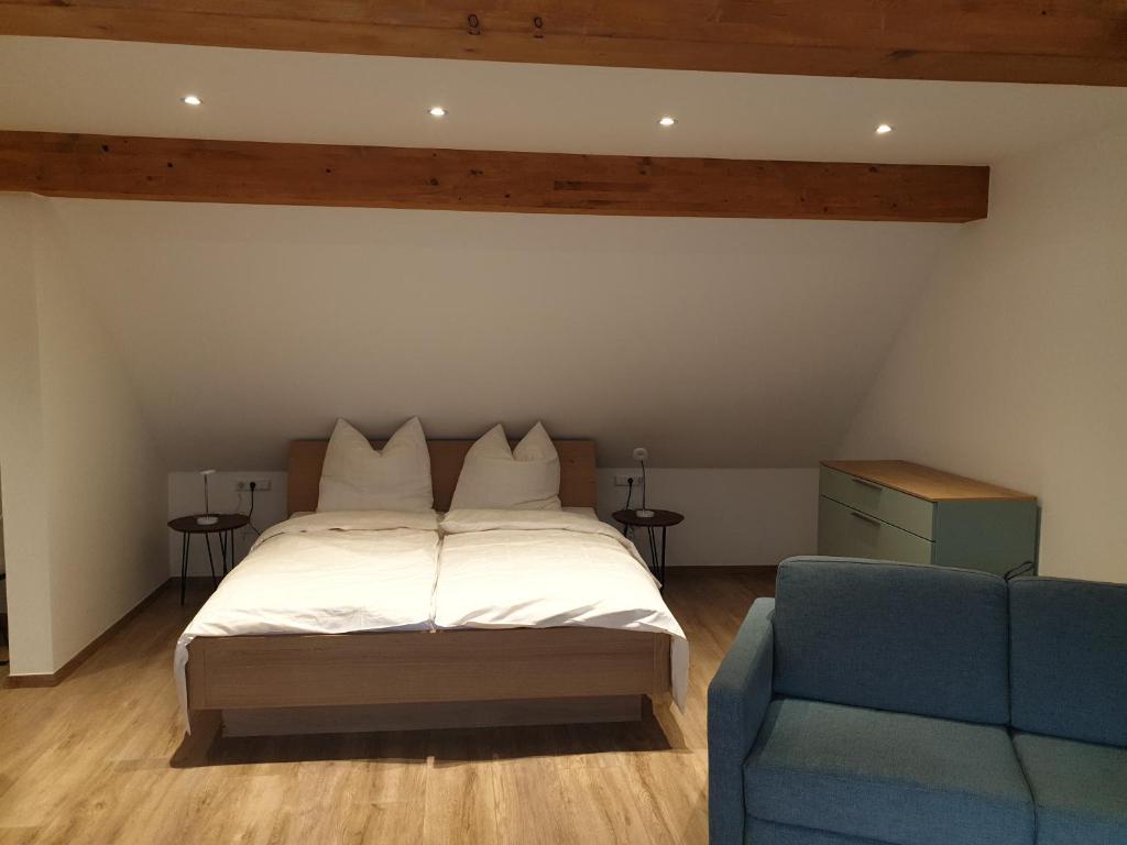 מיטה או מיטות בחדר ב-Steinhuder Ferienwohnung am Meer