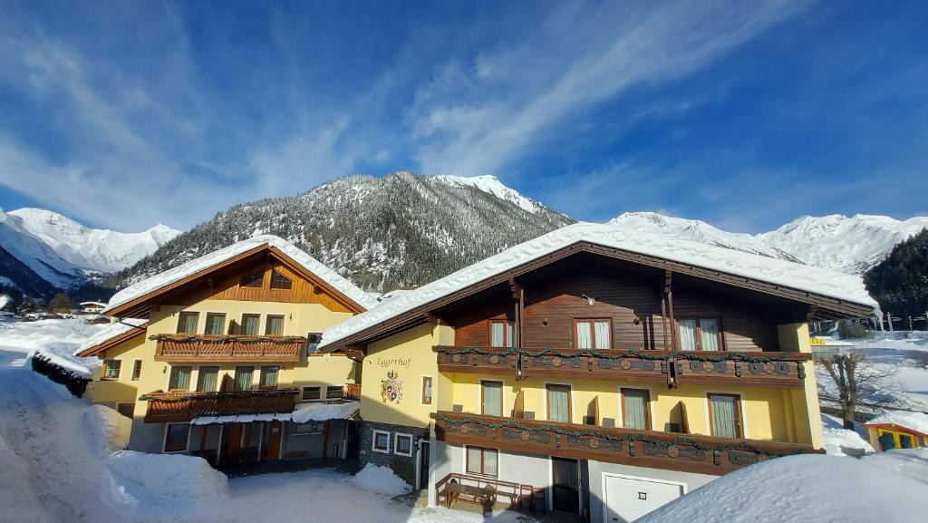 Nespecifikovaný výhled na hory nebo výhled na hory při pohledu z hotelu