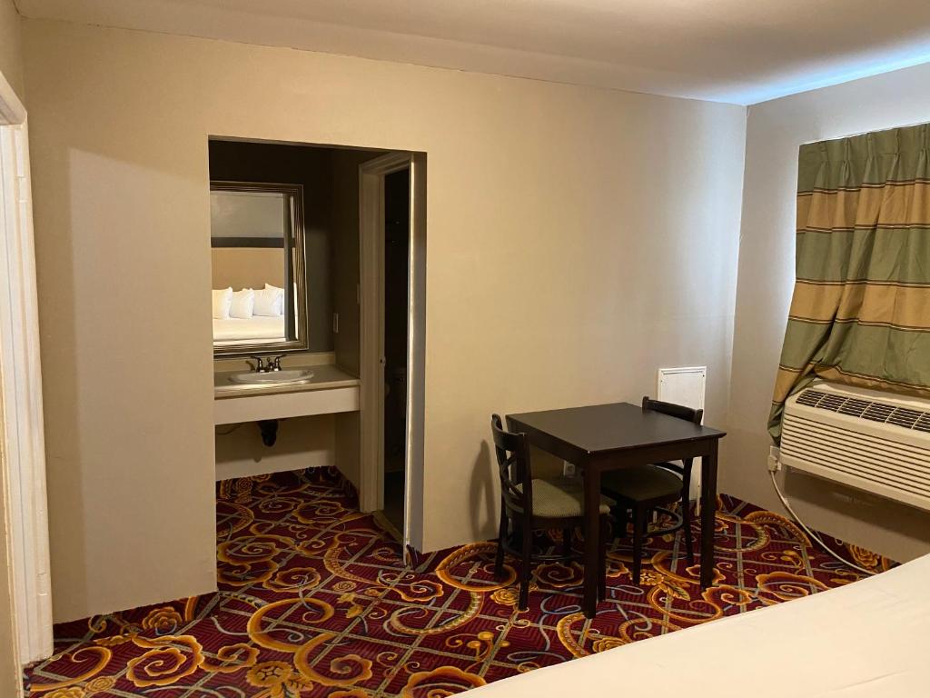 Postel nebo postele na pokoji v ubytování Tourist Inn