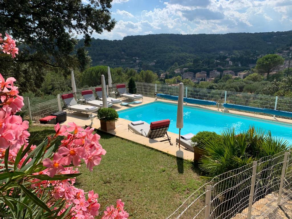 una piscina con vistas a la montaña en Tivoli en Provence, en Cotignac