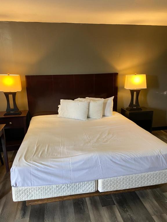 Postel nebo postele na pokoji v ubytování Tourist Inn