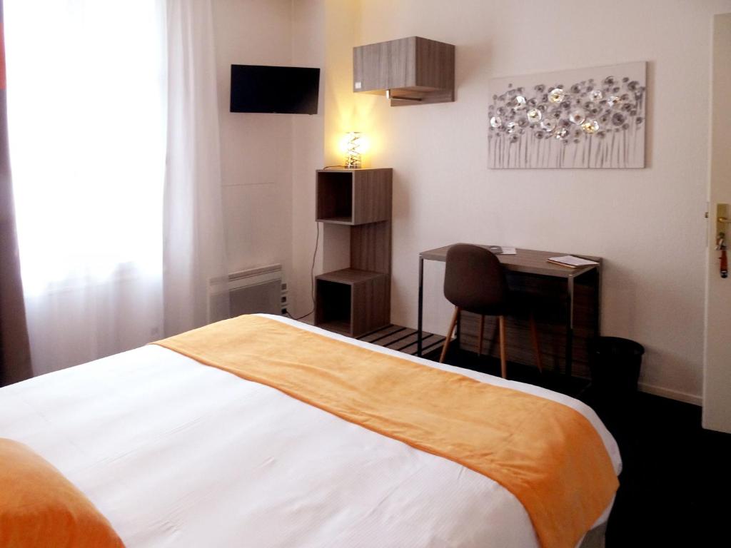 een slaapkamer met een bed, een bureau en een tafel bij Hôtel Ker Izel Saint-Brieuc Centre Historique in Saint-Brieuc