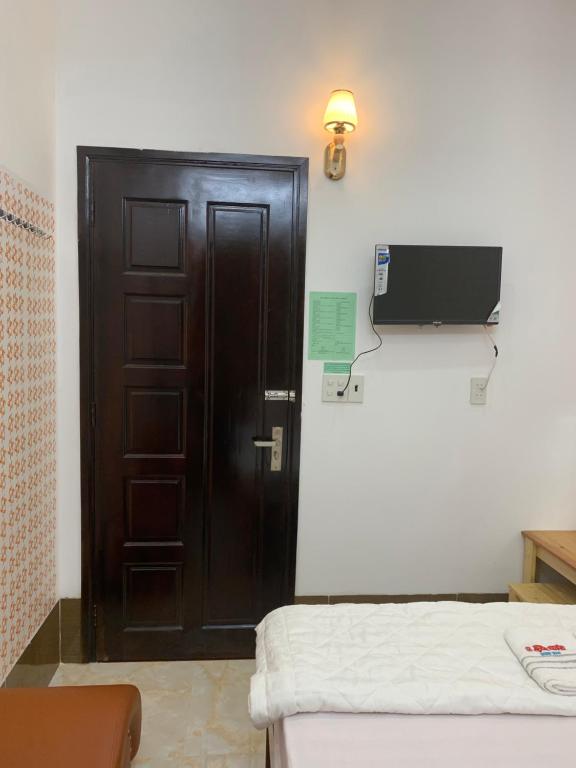 TV a/nebo společenská místnost v ubytování โรงแรมฮั่นฟาด 9 - Hostel Hạnh Phát 9