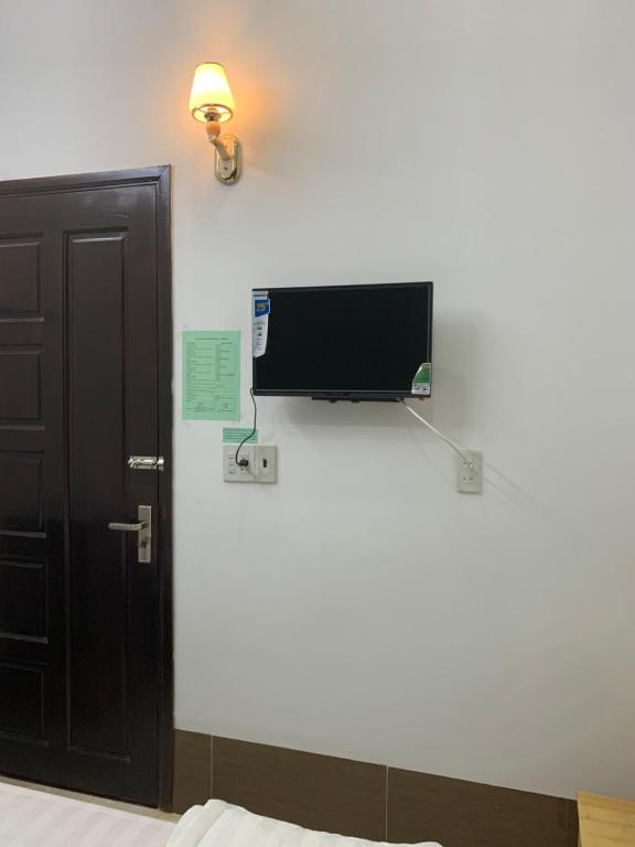 TV a/nebo společenská místnost v ubytování โรงแรมฮั่นฟาด 9 - Hostel Hạnh Phát 9