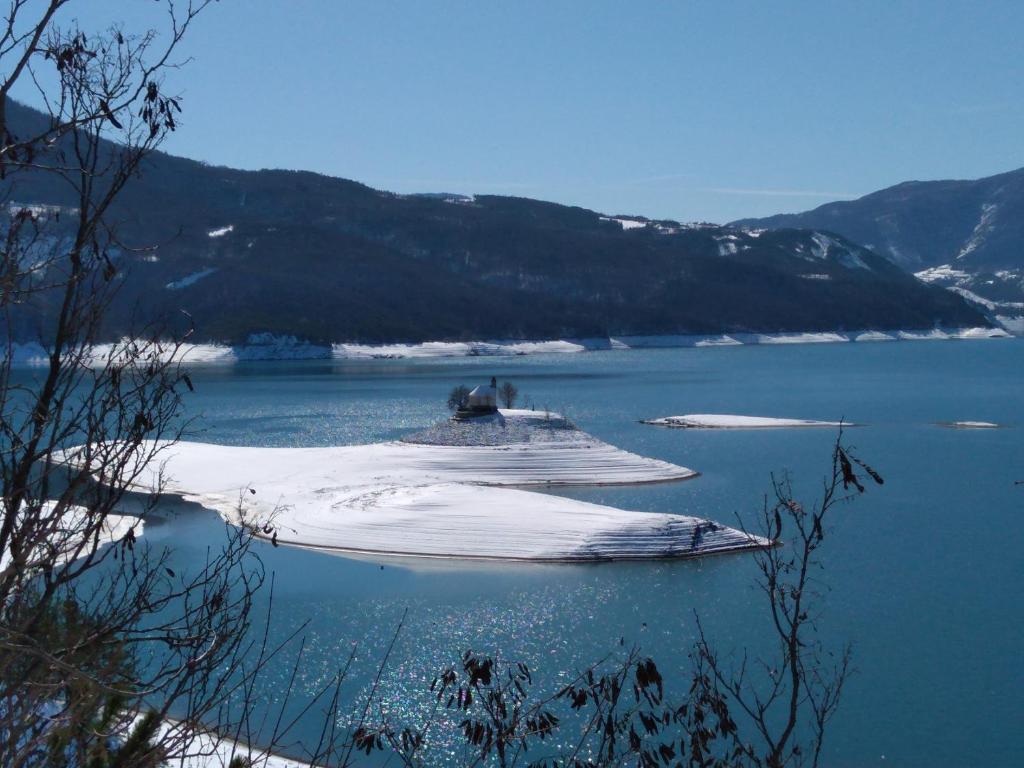 ショルジュにあるGreselinの水の中の島