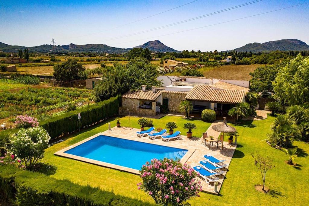 una vista aérea de una villa con piscina en Bosque, en Pollensa