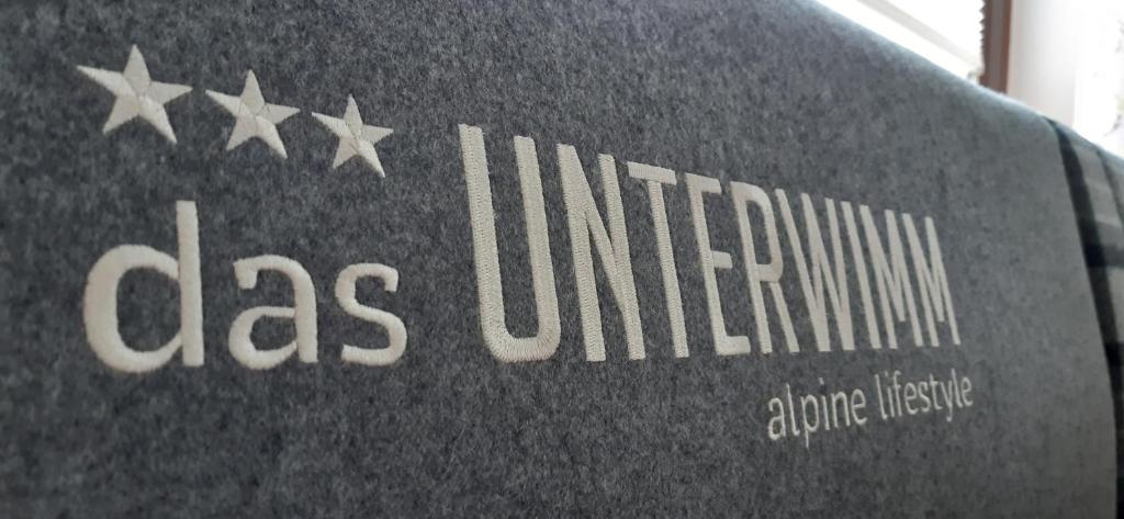 una caja con las palabras "institución" en ella en Das Unterwimm, en Wagrain