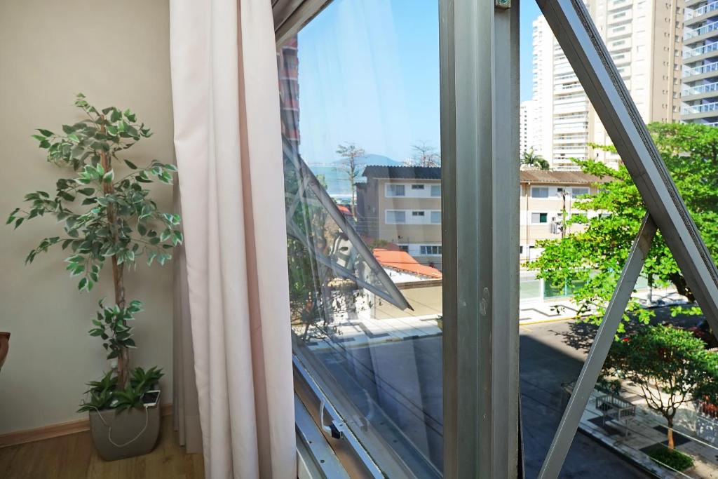  Apto amplo 3 quartos entre Asturias e Tombo 1 quadra da praia