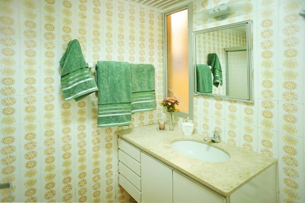  Apto amplo 3 quartos entre Asturias e Tombo 1 quadra da praia