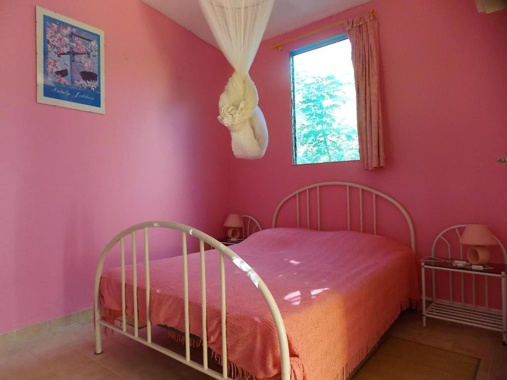 Postel nebo postele na pokoji v ubytování Maison cosy à Sainte-Luce avec piscine partagée