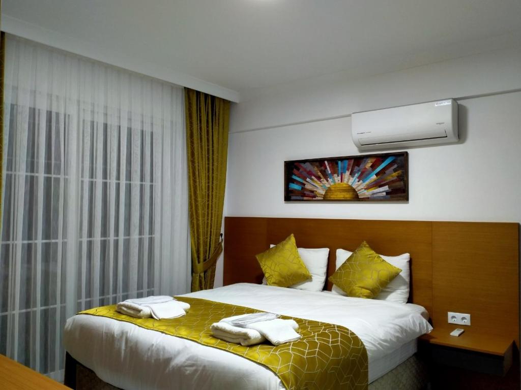 um quarto de hotel com uma cama com toalhas em Ada Apart Hotel Göcek em Göcek
