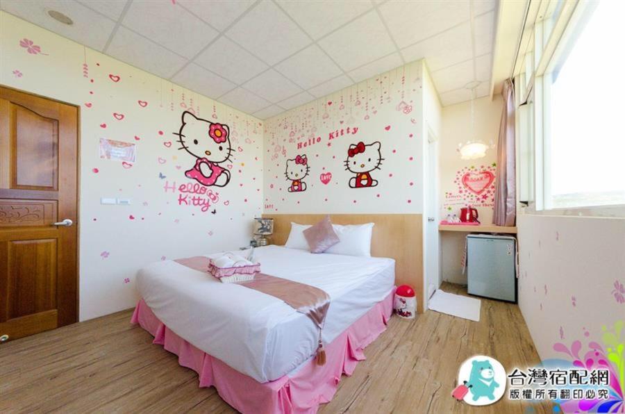 恆春的住宿－花漾非凡民宿，卧室配有一张带小猫猫贴纸的床铺。