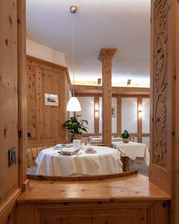 Postel nebo postele na pokoji v ubytování Hotel Post Sils Maria