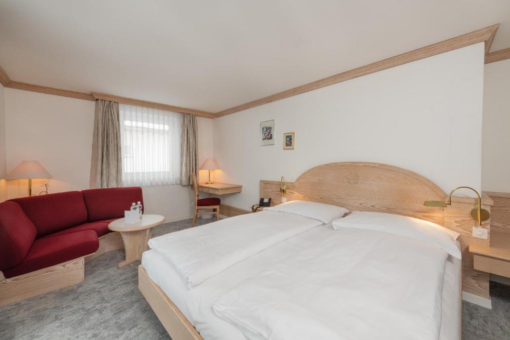 Postel nebo postele na pokoji v ubytování Hotel Post Sils Maria