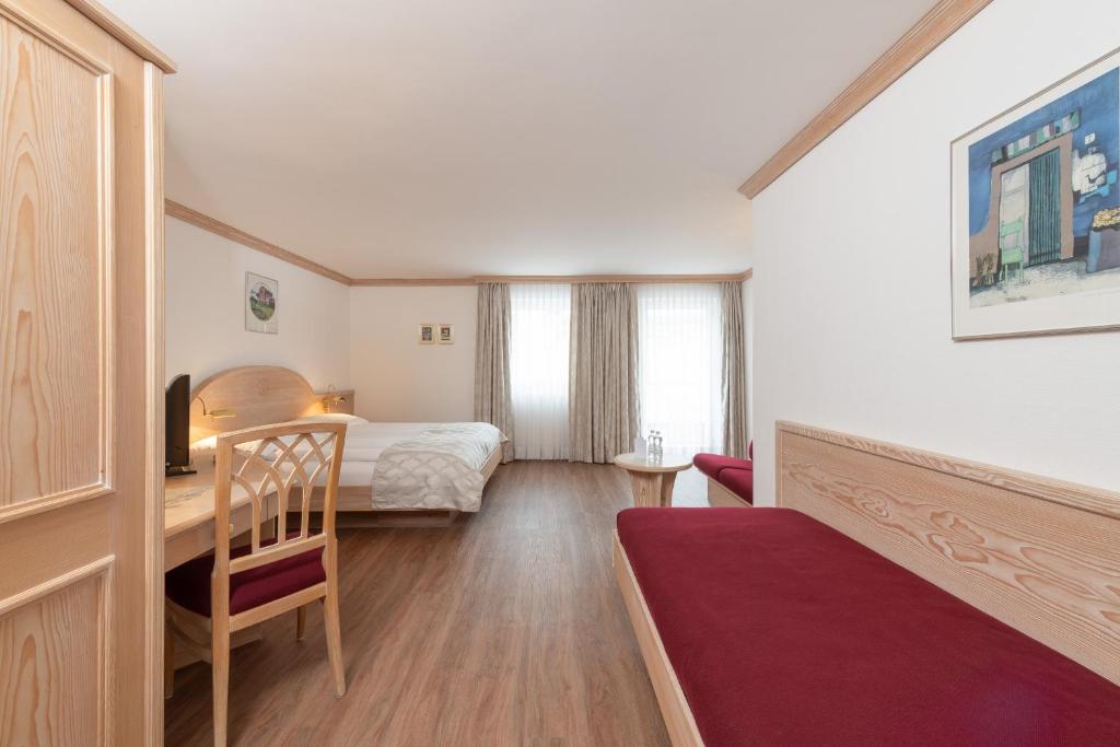 Postel nebo postele na pokoji v ubytování Hotel Post Sils Maria