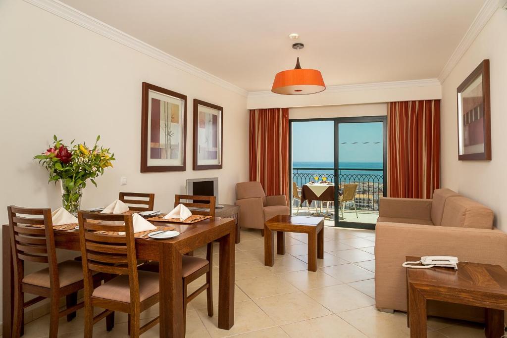 a living room with a table and a dining room at Cerro Mar Atlantico & Cerro Mar Garden in Albufeira
