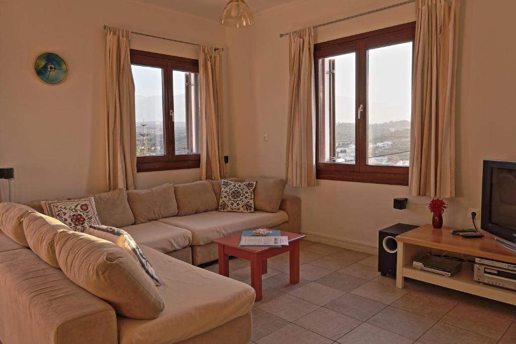 Televízia a/alebo spoločenská miestnosť v ubytovaní dreamvillas-crete - villa Helios - villa Thalassa