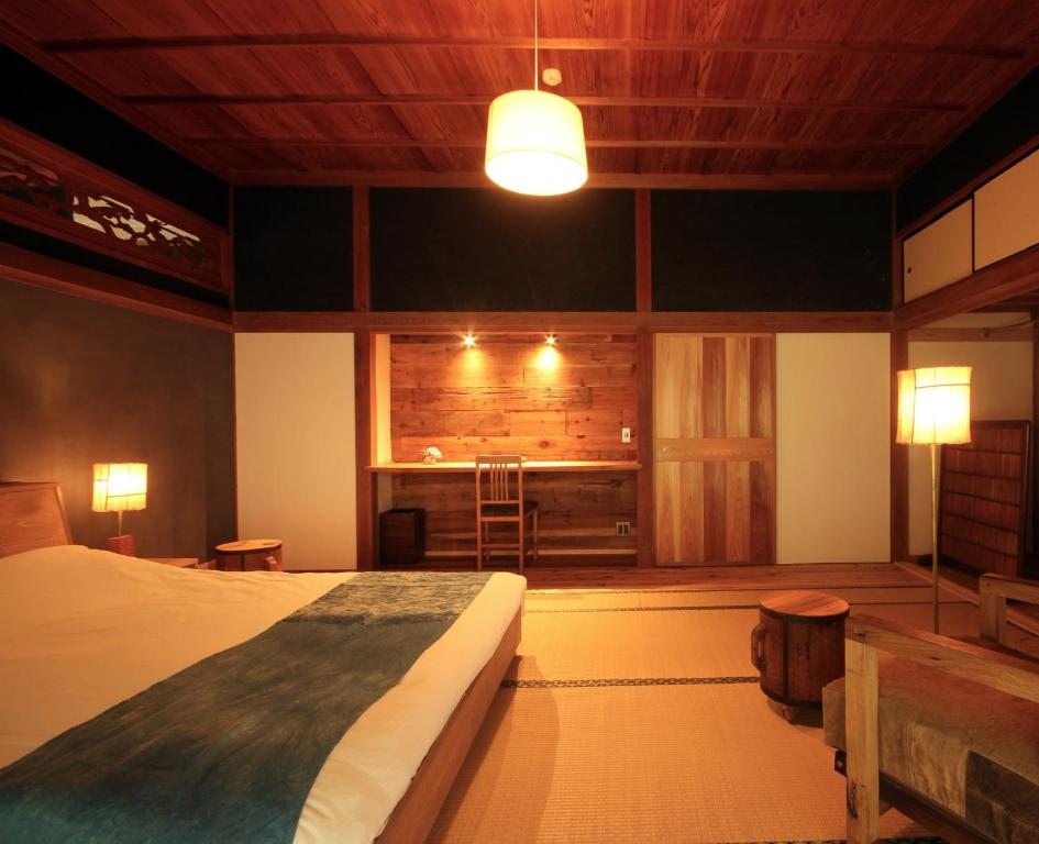 sypialnia z łóżkiem i kuchnią w obiekcie HÏSOM - Vacation STAY 19778v w mieście Oda