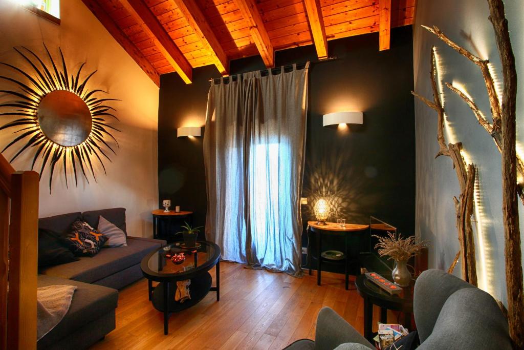 uma sala de estar com um sofá e uma mesa em The Cozy Nest - Bellano em Bellano
