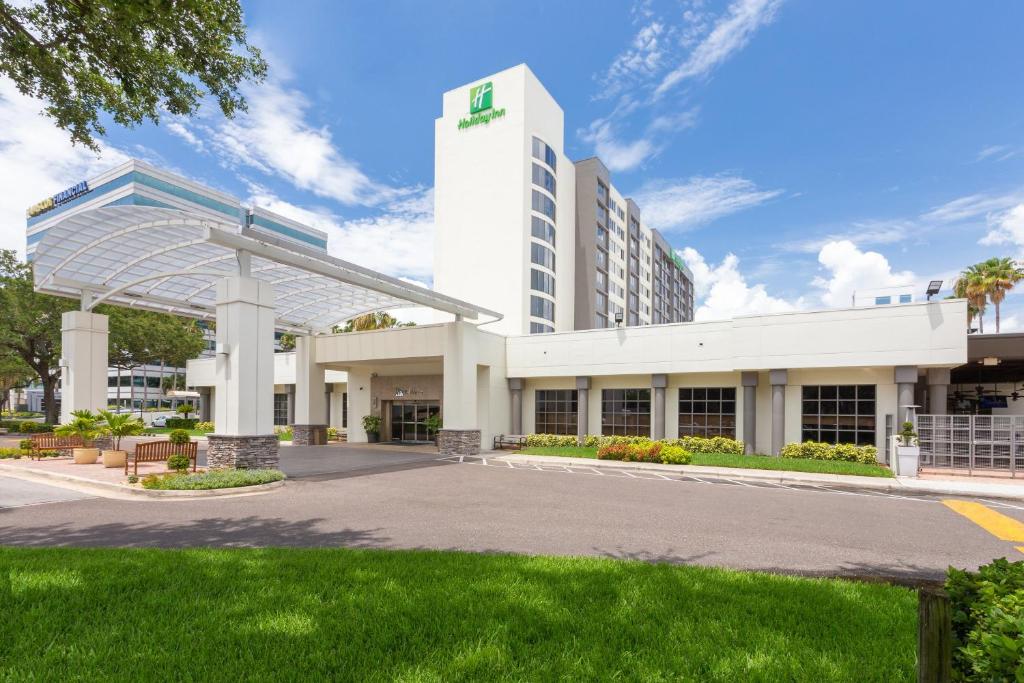 um edifício com um parque de estacionamento em frente em Holiday Inn Tampa Westshore - Airport Area, an IHG Hotel em Tampa