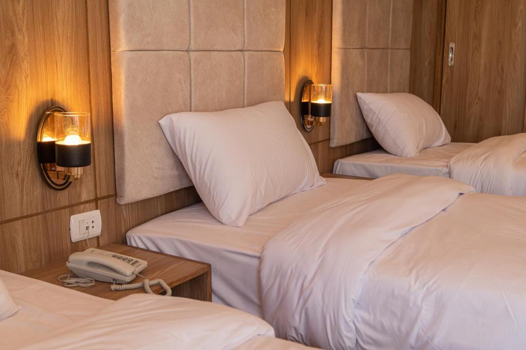 Postel nebo postele na pokoji v ubytování Nine Pyramids View Hotel