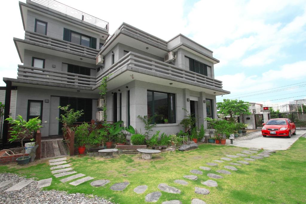 a house with a car parked in front of it at Mandheling B&B in Ji'an